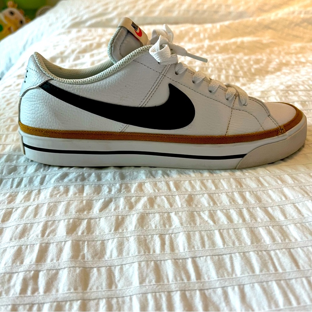 Nike court legacy in great condition! These didn’t fit my partner. Men’s 9.5